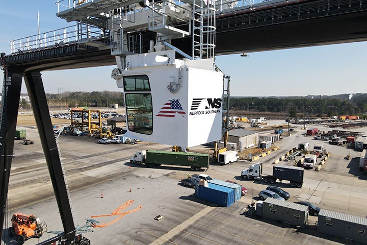 Austell intermodal crane with NS patriotic horse  